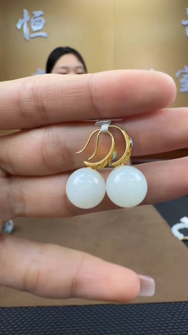 颈饰18K金镶嵌和田玉耳饰一对