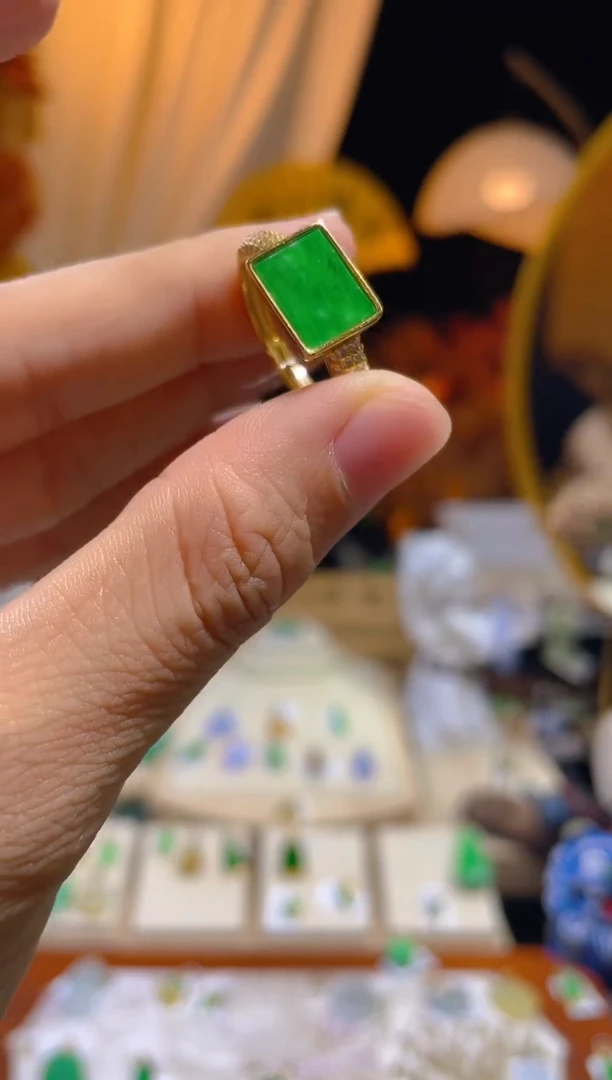 翡翠未镶嵌颈饰戒指