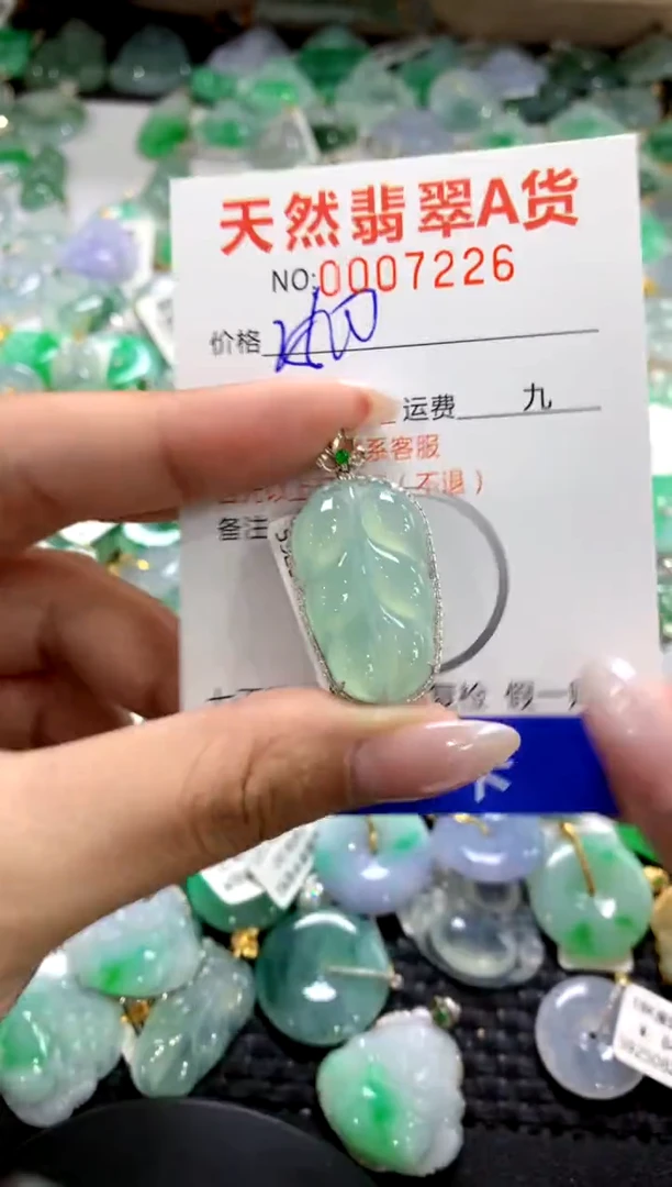 颈饰18K金镶嵌翡翠1111111111111111