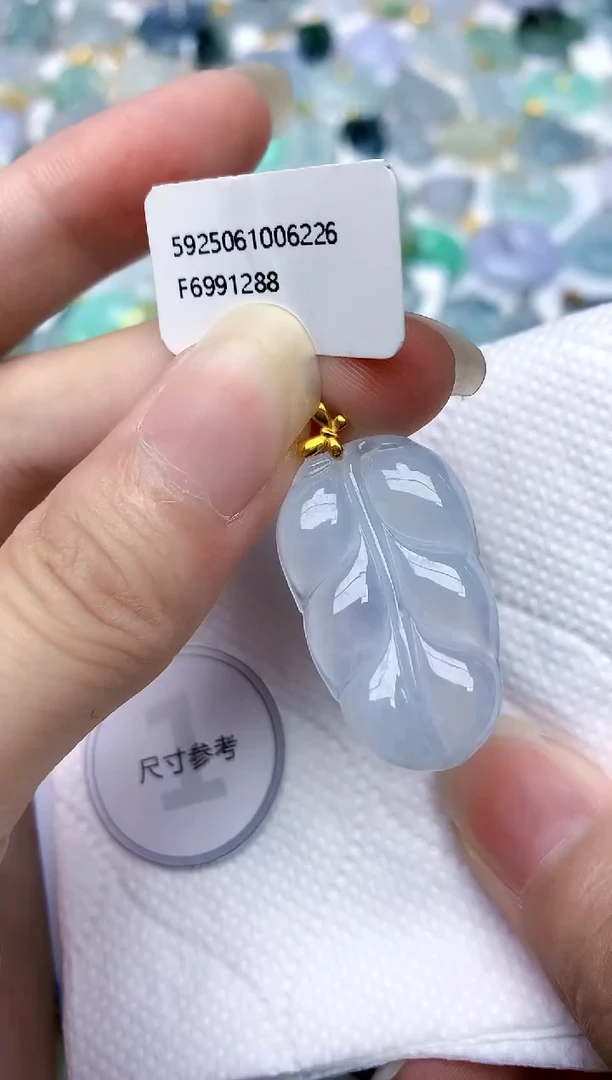 颈饰18K金镶嵌翡翠天然A货翡翠