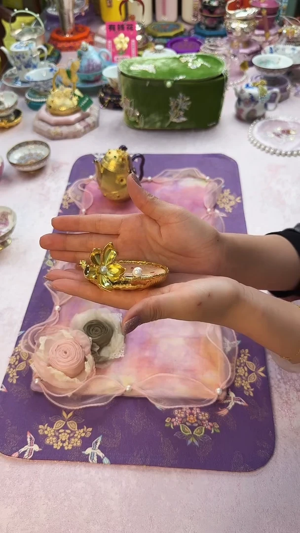 34 铜镀金花朵杯托 带宋锦杯垫