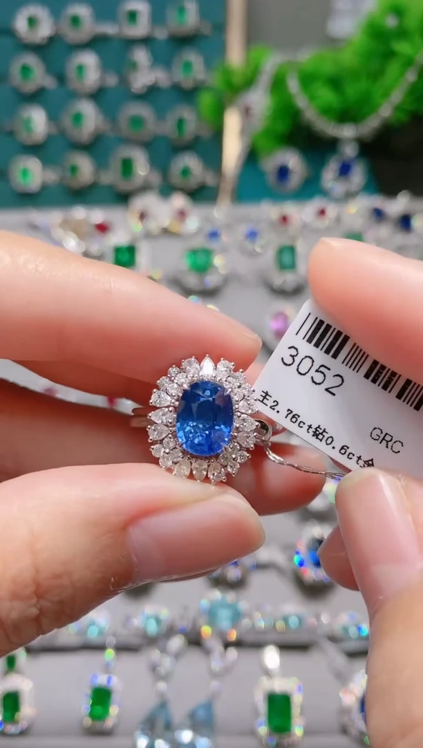 18K金戒指蓝宝石18K金镶嵌.