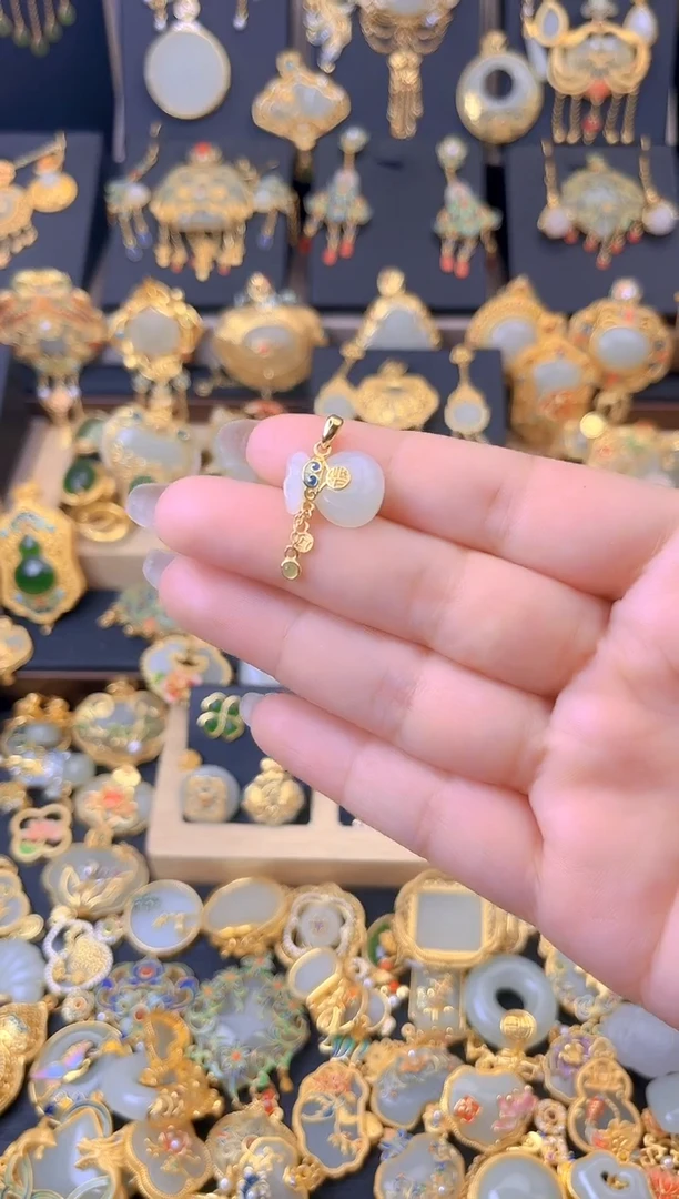 和田玉银S925镀金镶嵌颈饰福字小钱袋吊坠