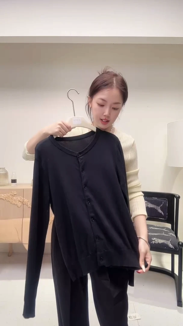 黑色圆领羊毛开衫