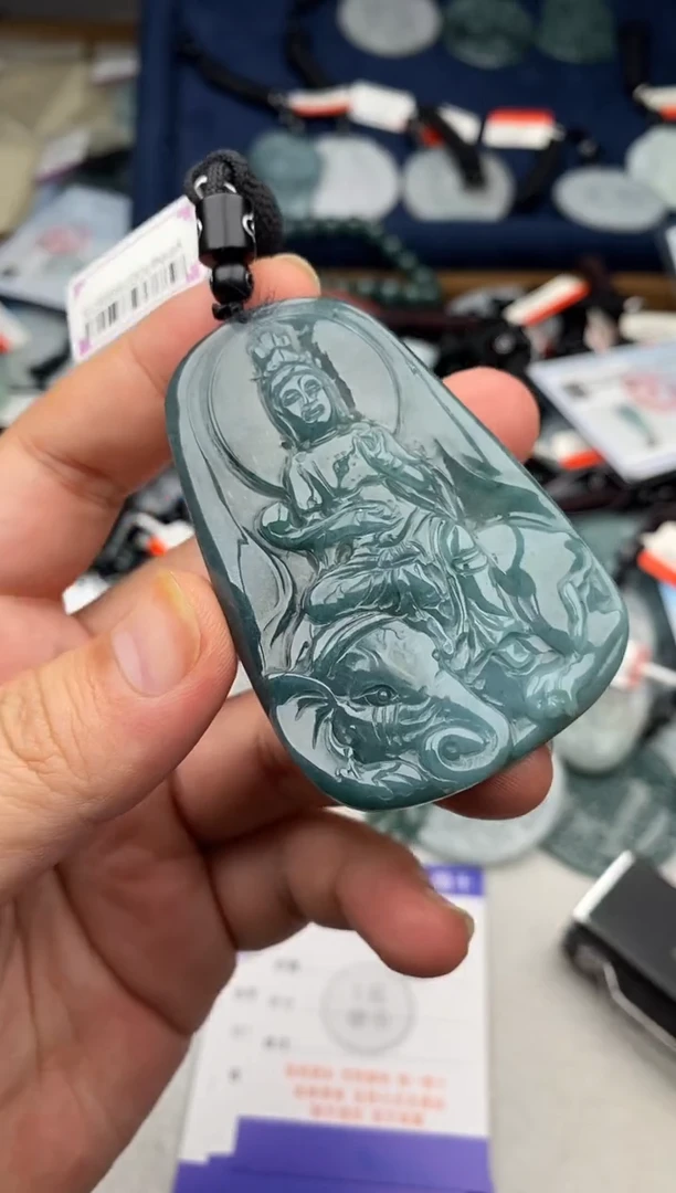 翡翠未镶嵌颈饰多样性发其一