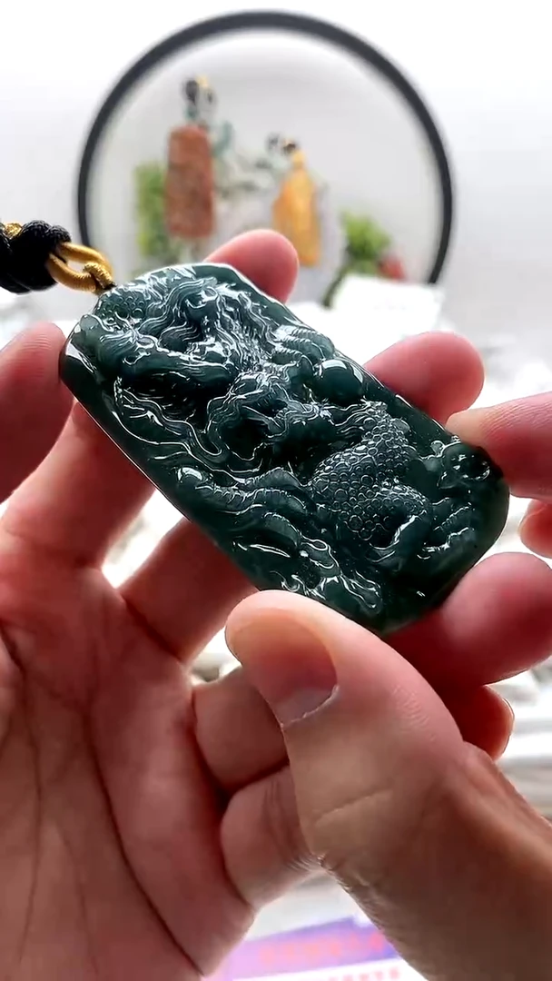 颈饰未镶嵌翡翠龙牌