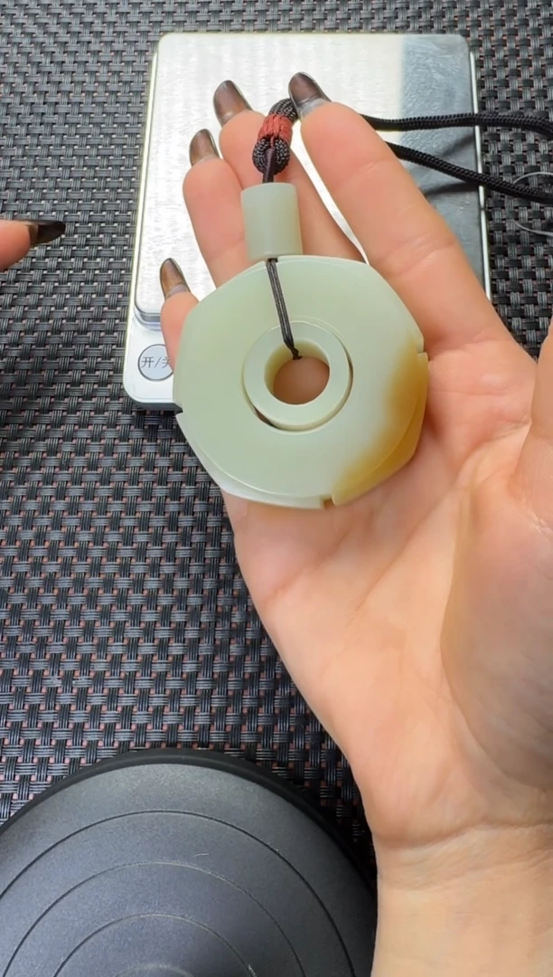 颈饰未镶嵌和田玉若羌糖青吊坠