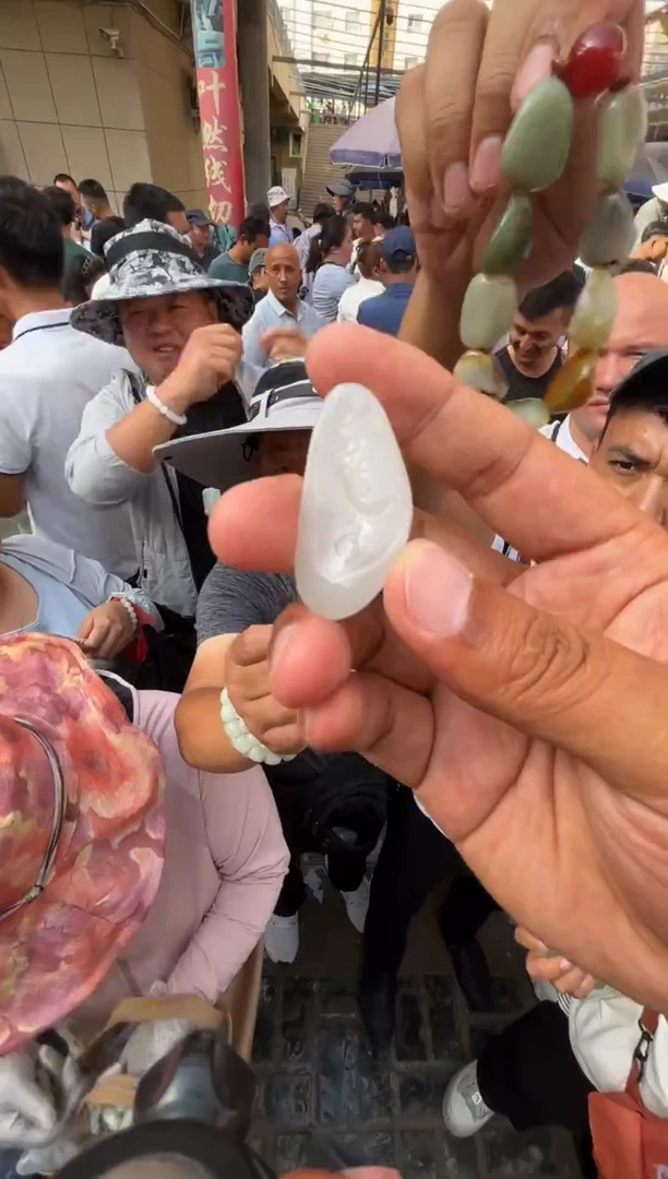 未镶嵌和田玉（糖玉）挂件和田玉