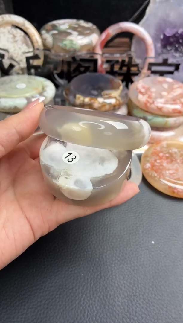 未镶嵌手镯（圆镯）石英质玉57