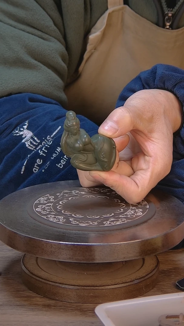 【闪购商品】紫砂茶宠绿泥手把件美女