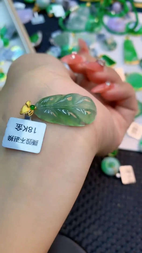 颈饰18K金镶嵌翡翠1