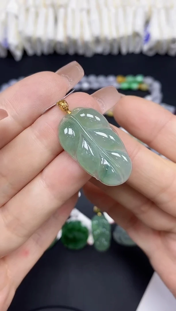 吊坠(不含链)18K金镶嵌翡翠叶子18K金扣镶嵌@@CMT