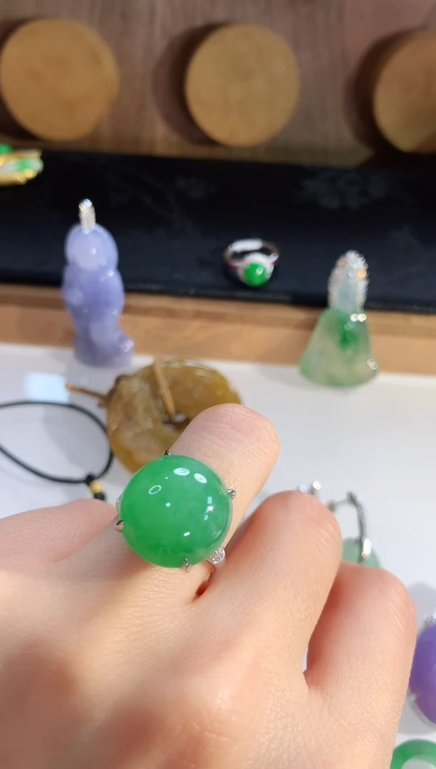 翡翠戒指18K金镶嵌戒指