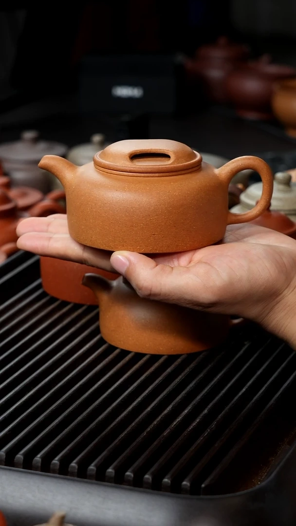 茶壶紫砂恒**6黄段牛该微瑕半手170