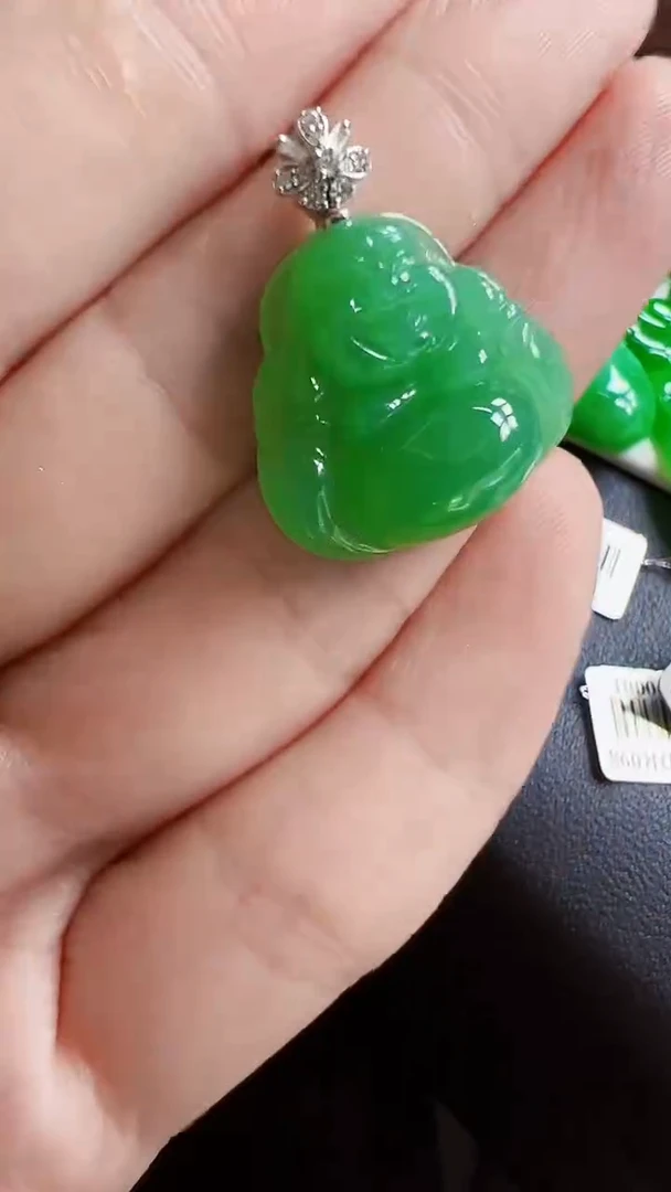 颈饰18K金镶嵌翡翠佛