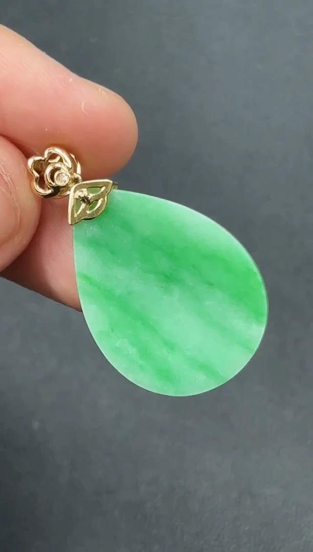 颈饰18K金镶嵌翡翠无事牌