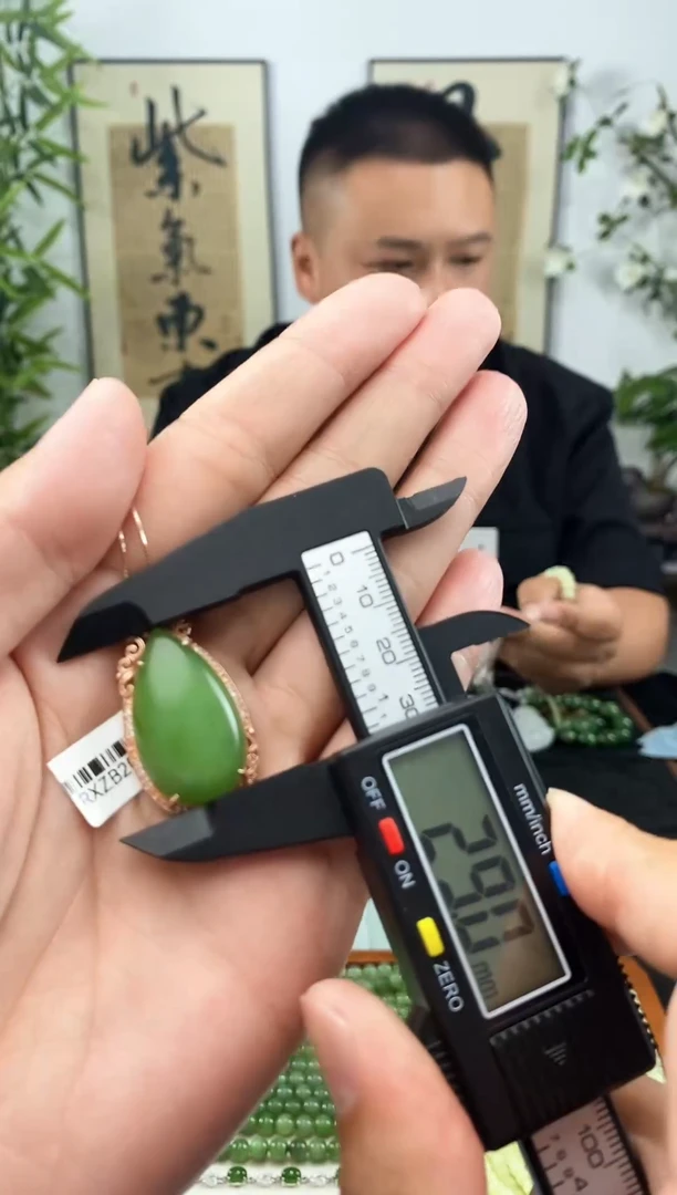 和田玉未镶嵌颈饰水滴吊坠