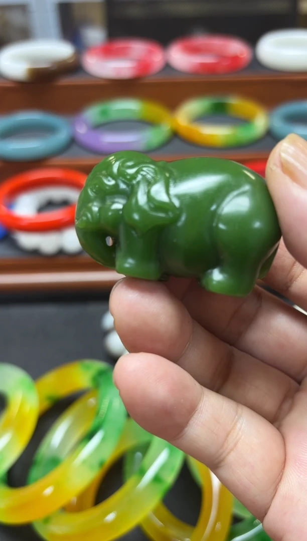 1016号绿色大象手把件