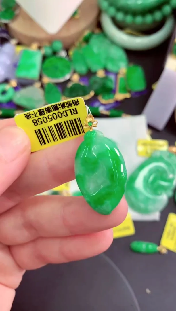 颈饰18K金镶嵌翡翠挂件
