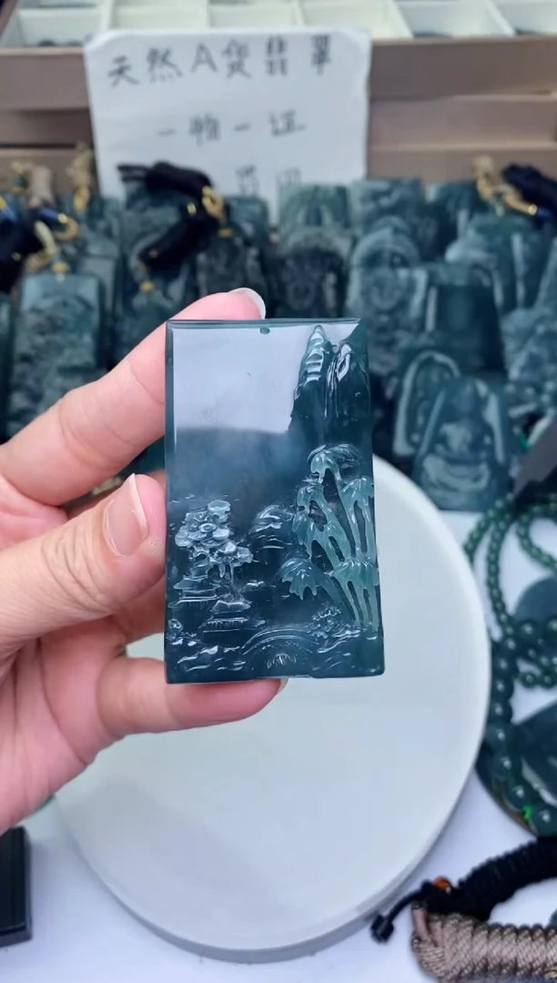颈饰未镶嵌翡翠