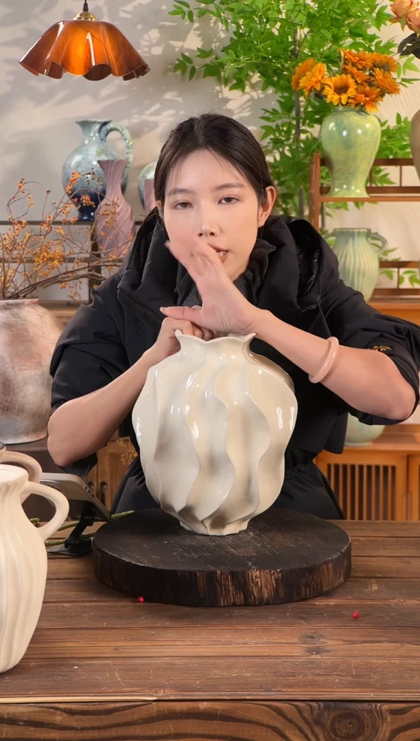 白色丝瓜纹大号花瓶