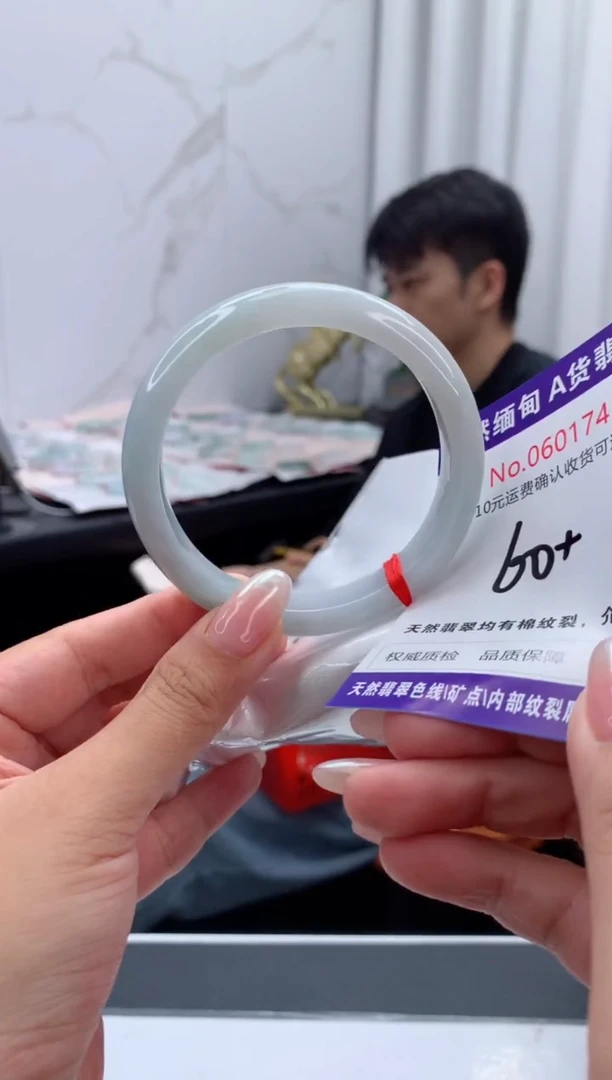 翡翠手镯未镶嵌有纹，完美者勿拍