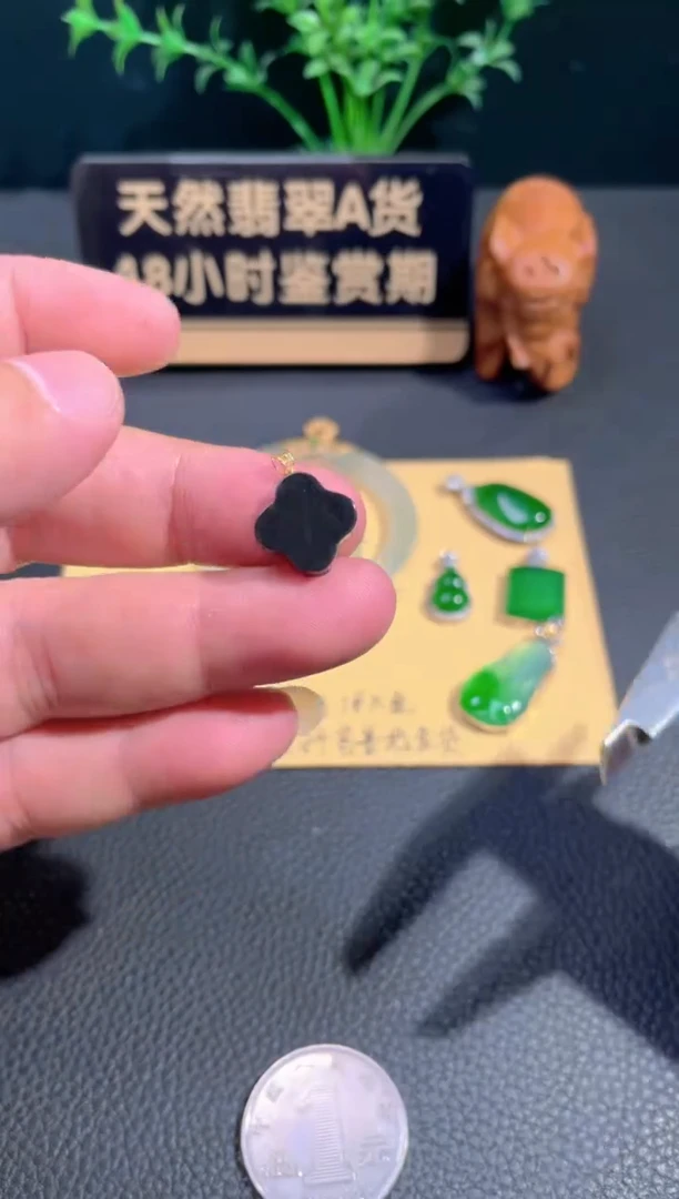 颈饰18K金镶嵌翡翠翡翠