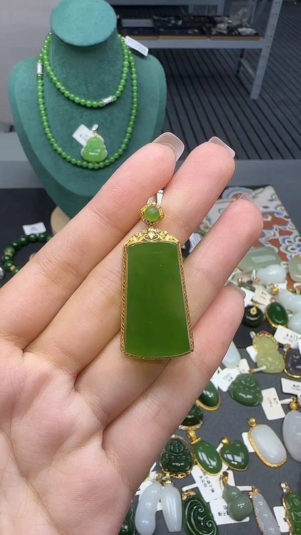 18K金镶嵌和田玉挂件1