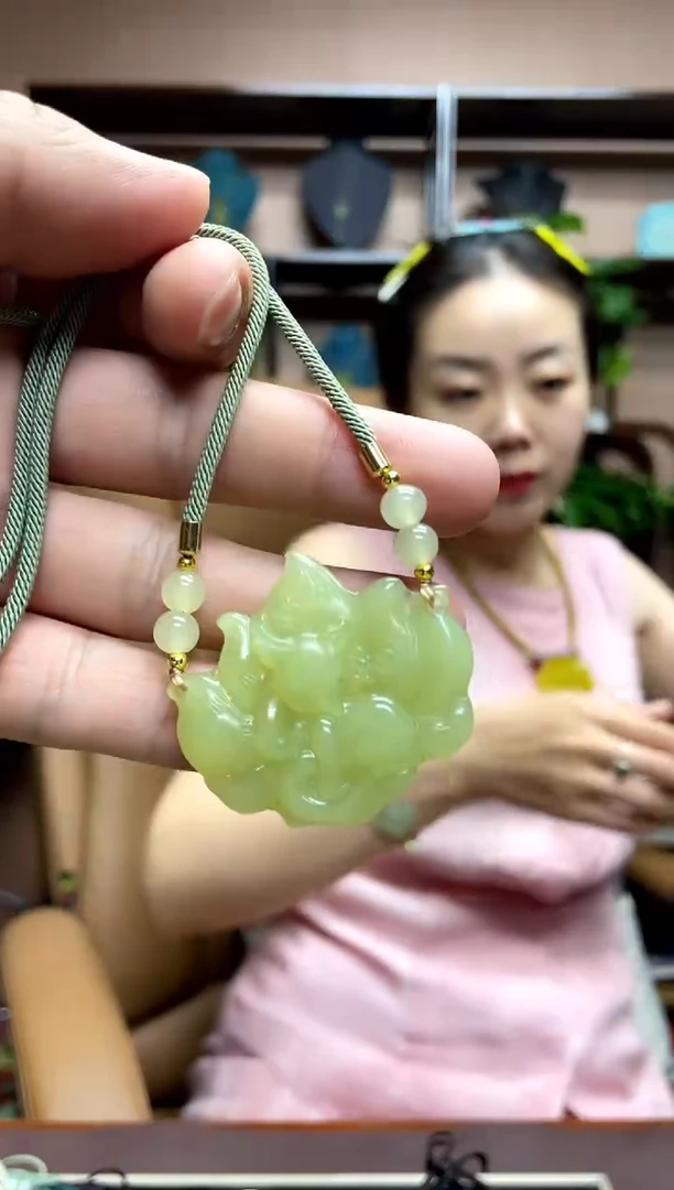岫玉未镶嵌吊坠·