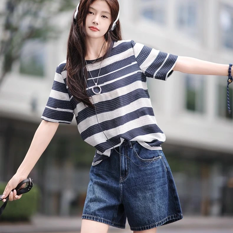 悦享服饰2025夏季新款女宽松藏青条纹桑蚕丝透气圆领T恤休闲百搭