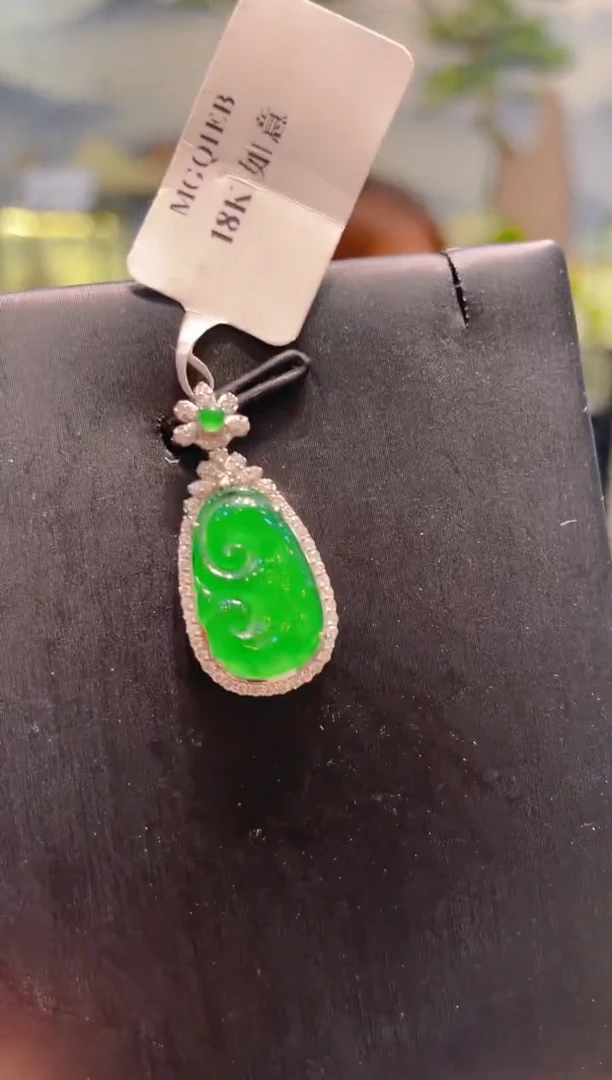 翡翠18K金镶嵌颈饰翡翠16