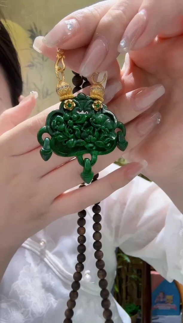 颈饰未镶嵌翡翠吊坠