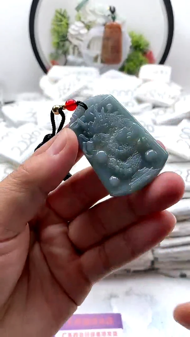 翡翠未镶嵌颈饰龙牌