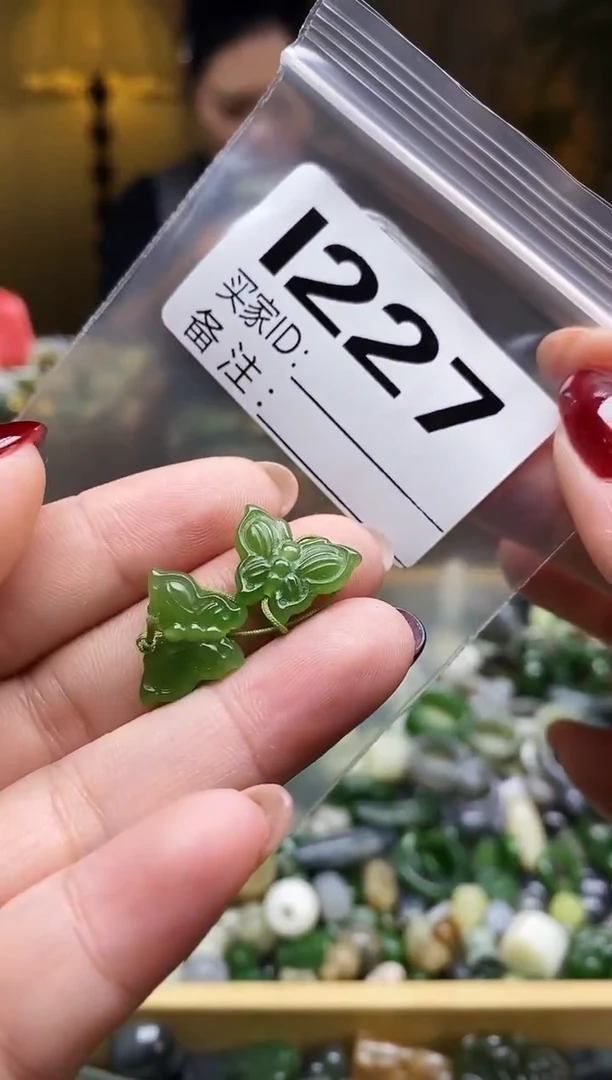 颈饰未镶嵌和田玉一对