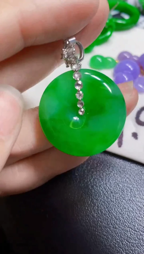 颈饰18K金镶嵌翡翠扣