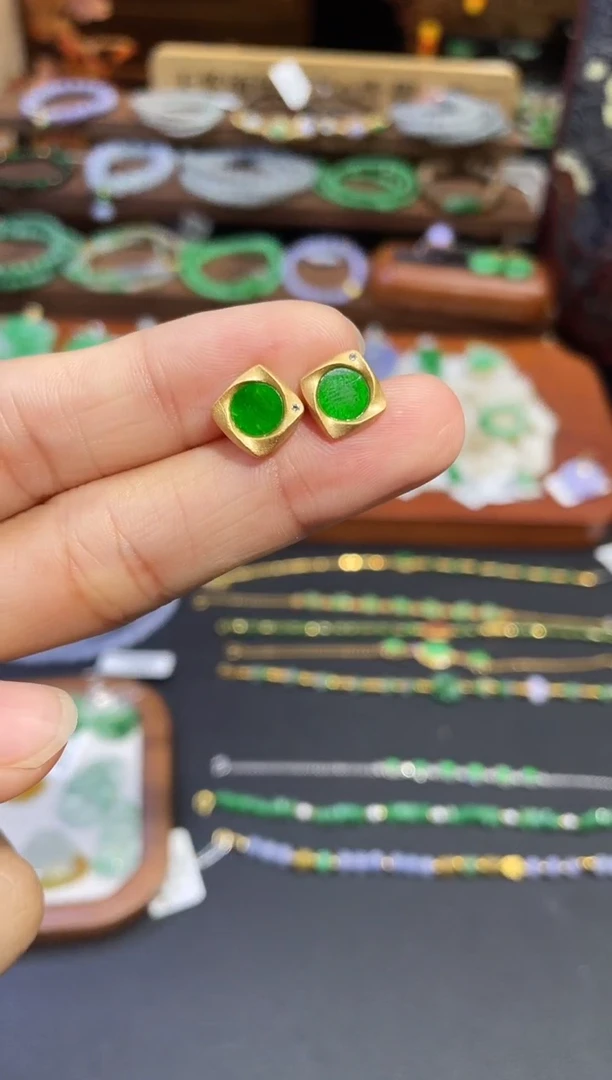 颈饰未镶嵌翡翠耳钉