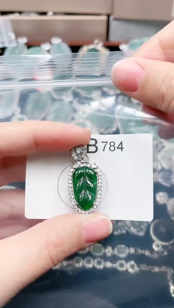 【闪购商品】翡翠颈饰未镶嵌784赠皮绳