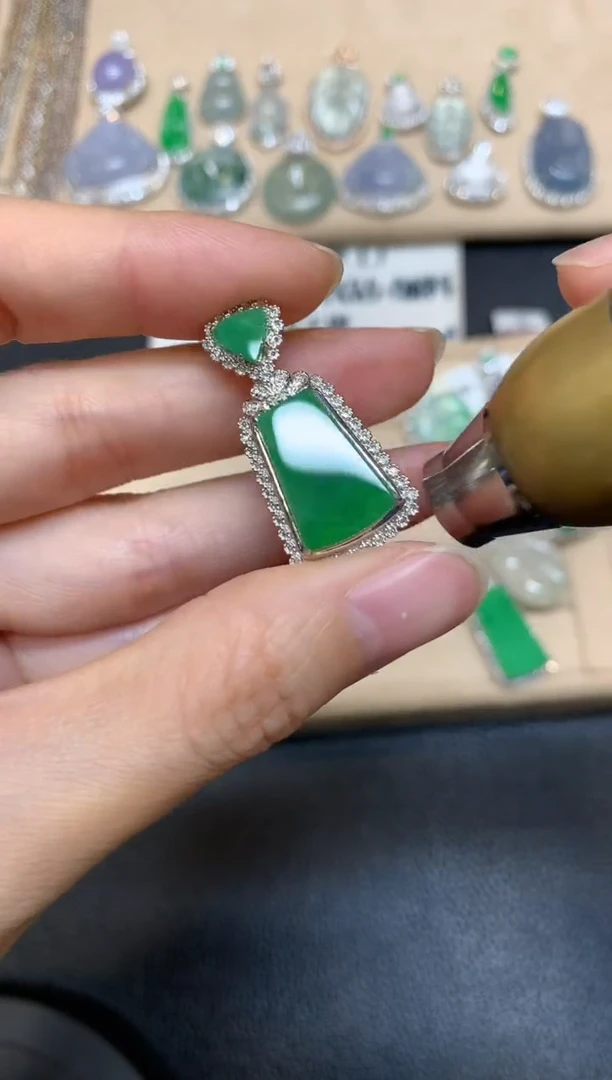 【闪购商品】翡翠颈饰18K金镶嵌【无服务费