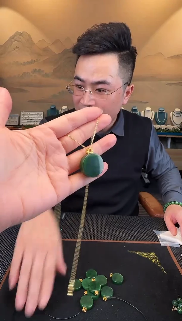 颈饰未镶嵌和田玉小圆牌（带链子）