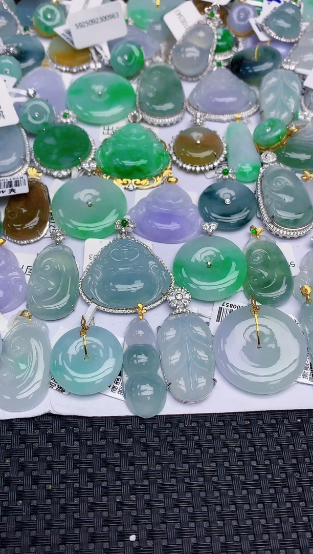 颈饰18K金镶嵌翡翠   天然翡翠A货  百元以上9米证书费自理