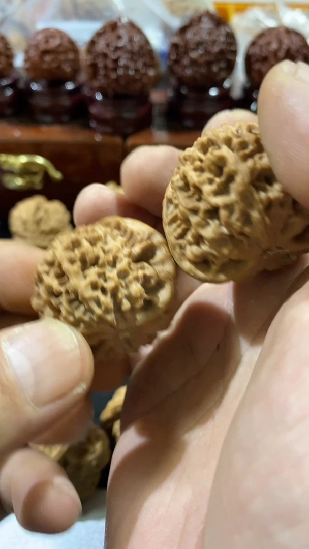 【闪购商品】文玩核桃手串无修白茬秦闷39