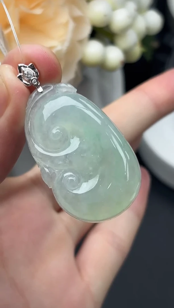 18K金镶嵌挂件翡翠如意