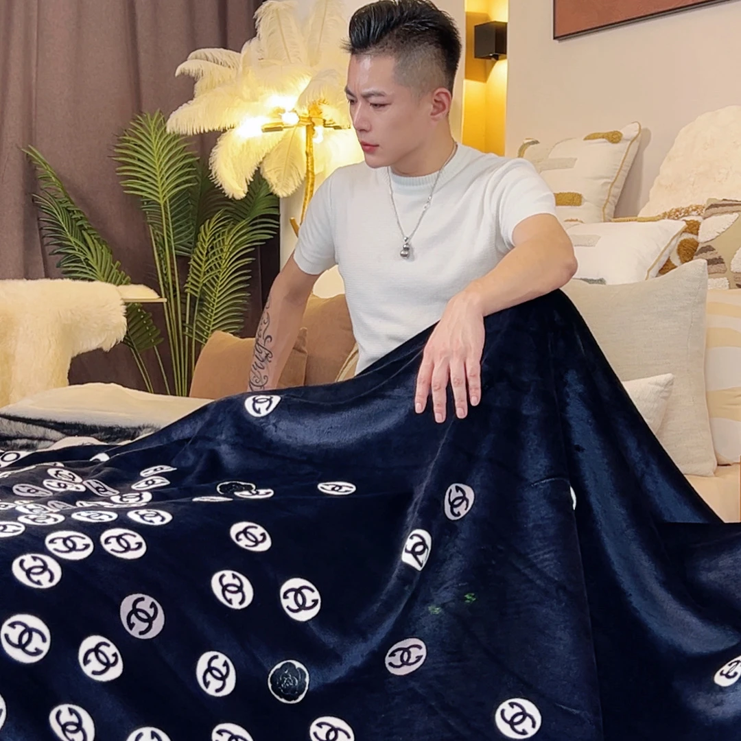 2025秋冬新款高奢欧棉绒时尚毛毯盖毯午睡毯沙发毯【老钱香奈】