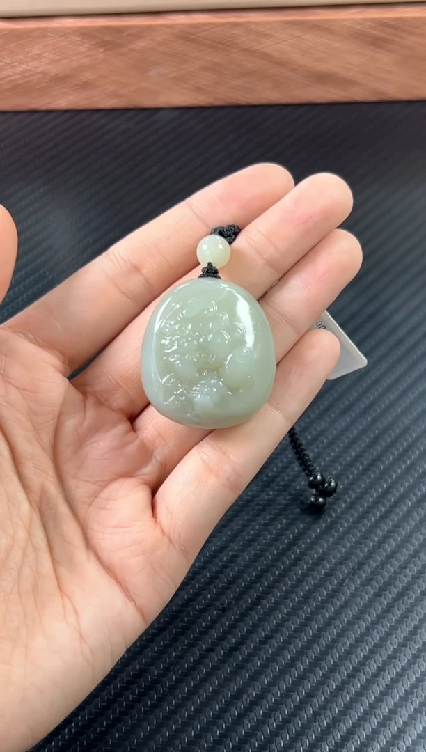 颈饰未镶嵌和田玉（糖玉）且末微色差近矿