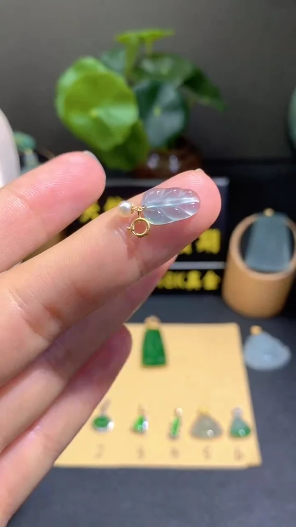 颈饰18K金镶嵌翡翠翡翠A货