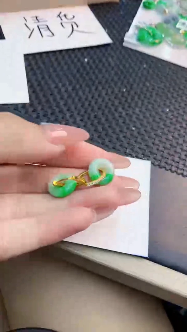 翡翠未镶嵌吊坠(不含链)1