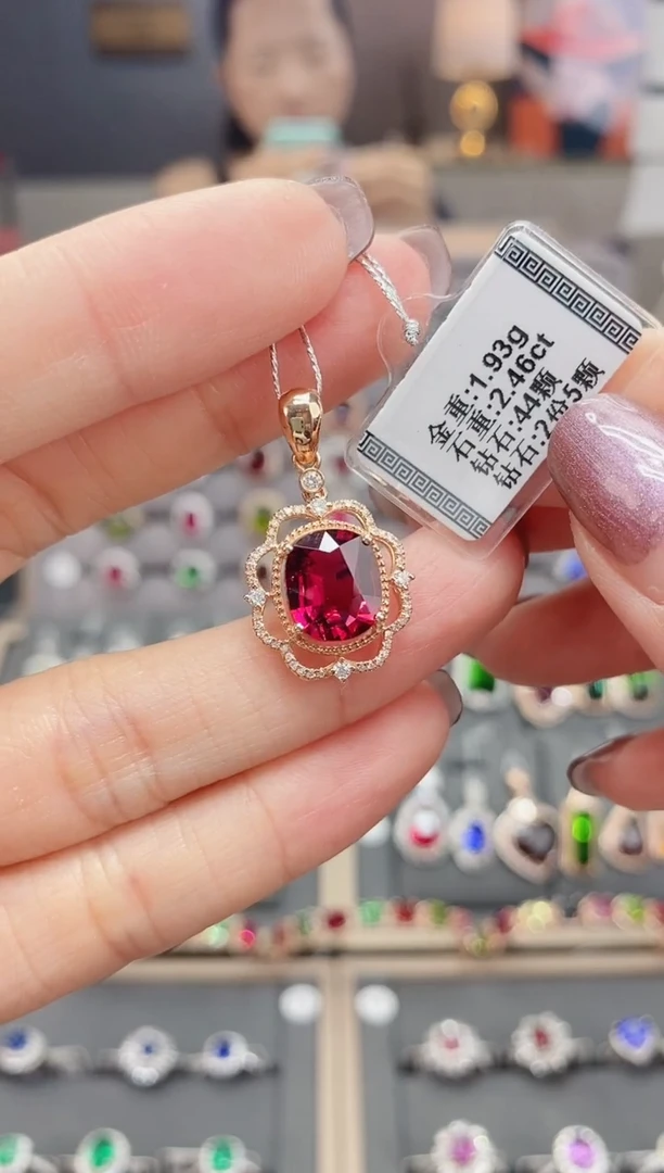 18K金镶嵌颈饰碧玺2.46