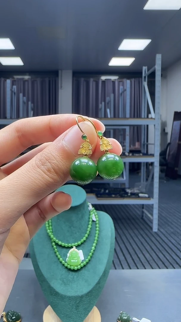 18K金镶嵌和田玉耳饰1