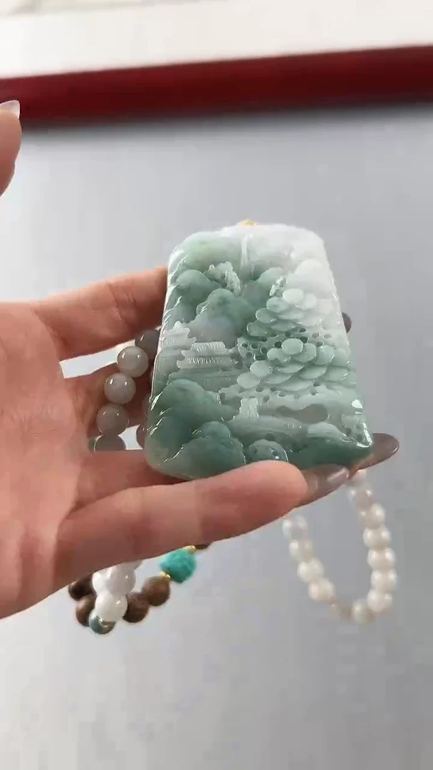 翡翠未镶嵌颈饰山水