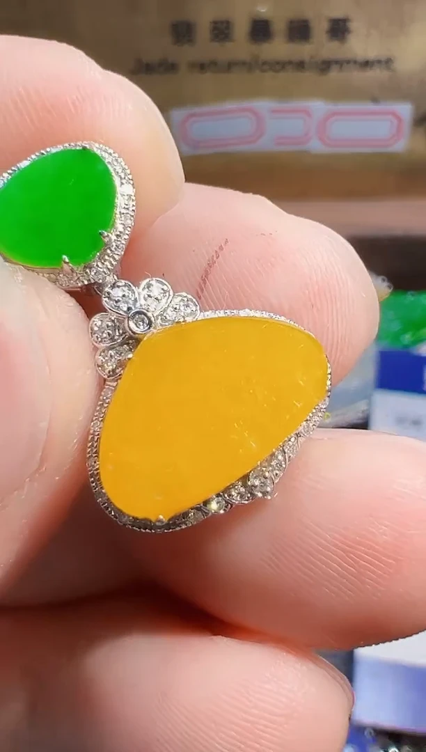 翡翠18K金镶嵌颈饰翡翠